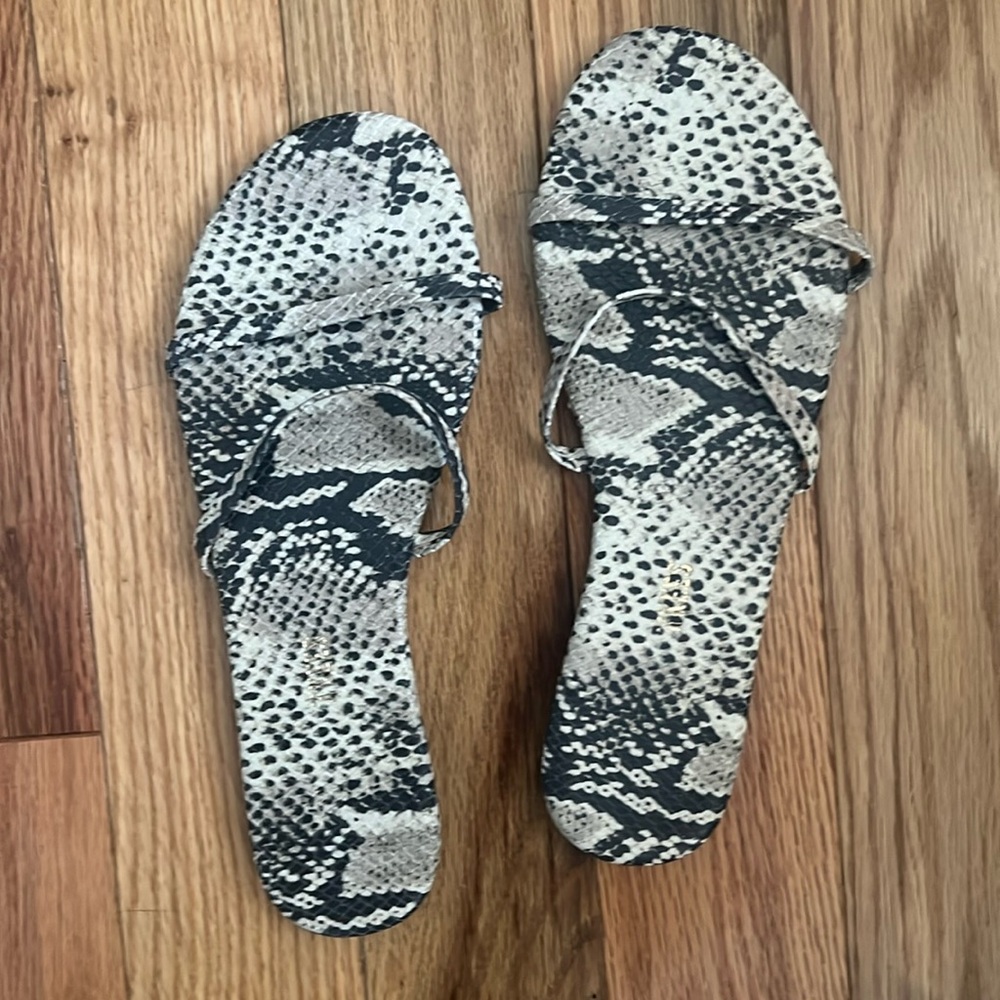 NWOT Tkees Women’s 10 Gemma Vegan Sand Snake Print Sandals Flat Double Strap